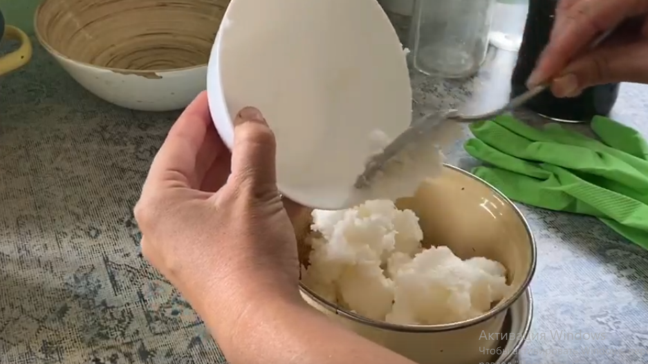 Hindistan cevizi yağı kaseden tavaya dökülür