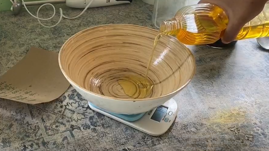 Ayçiçek yağı bir kaseye dökülür