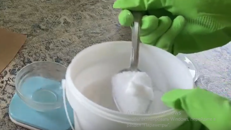 Plastik bir kovada soda