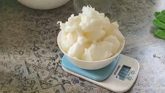 Hindistan cevizi yağı bir ölçekte bir kapta