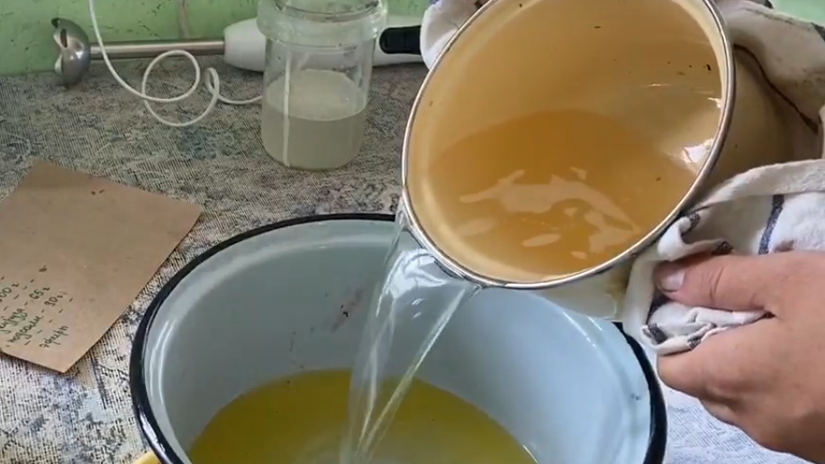 Adam tavaya yağ döküyor