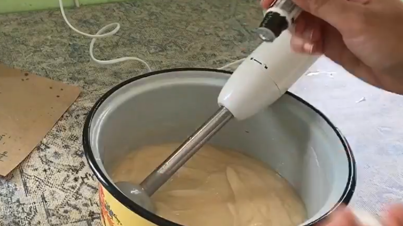 Bir blender ile bir tencerede kahverengi karışım