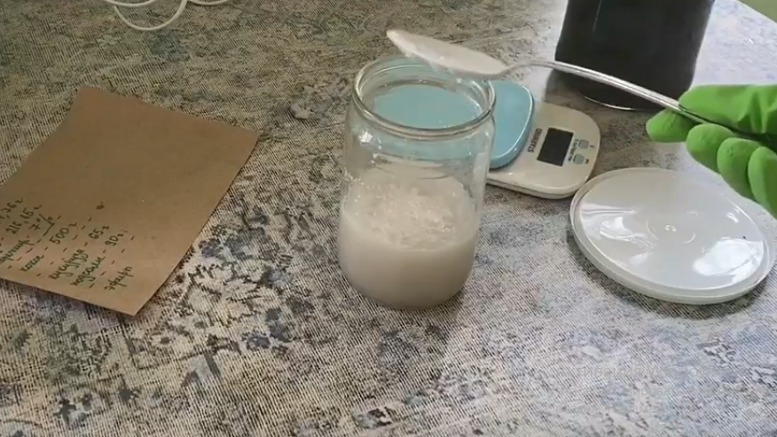 Masanın üzerindeki kavanozdaki karışım