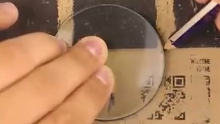 Kalemle lensin izini süren adam Kalemle lensin izini süren adam